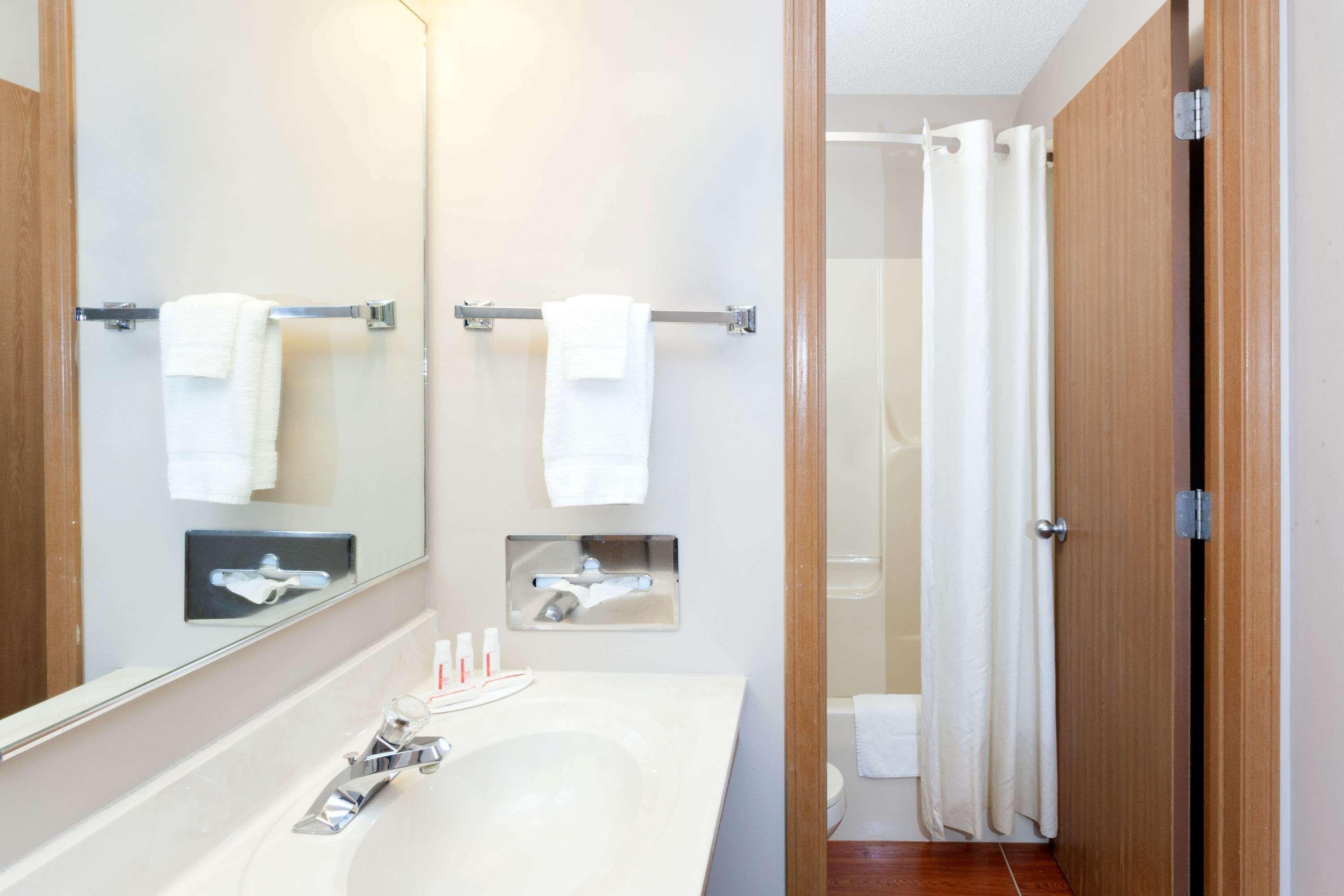 Super 8 By Wyndham Gilman Hotel Ngoại thất bức ảnh